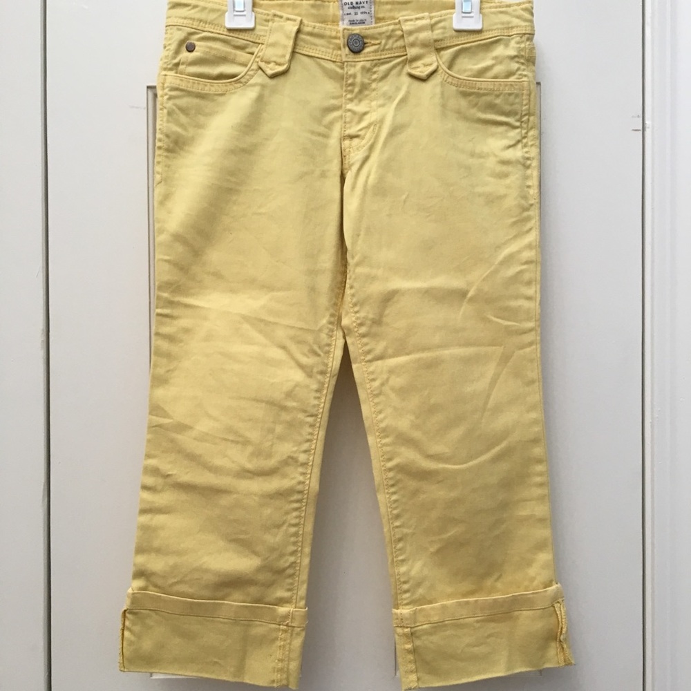 CUFFED CAPRI PANTS